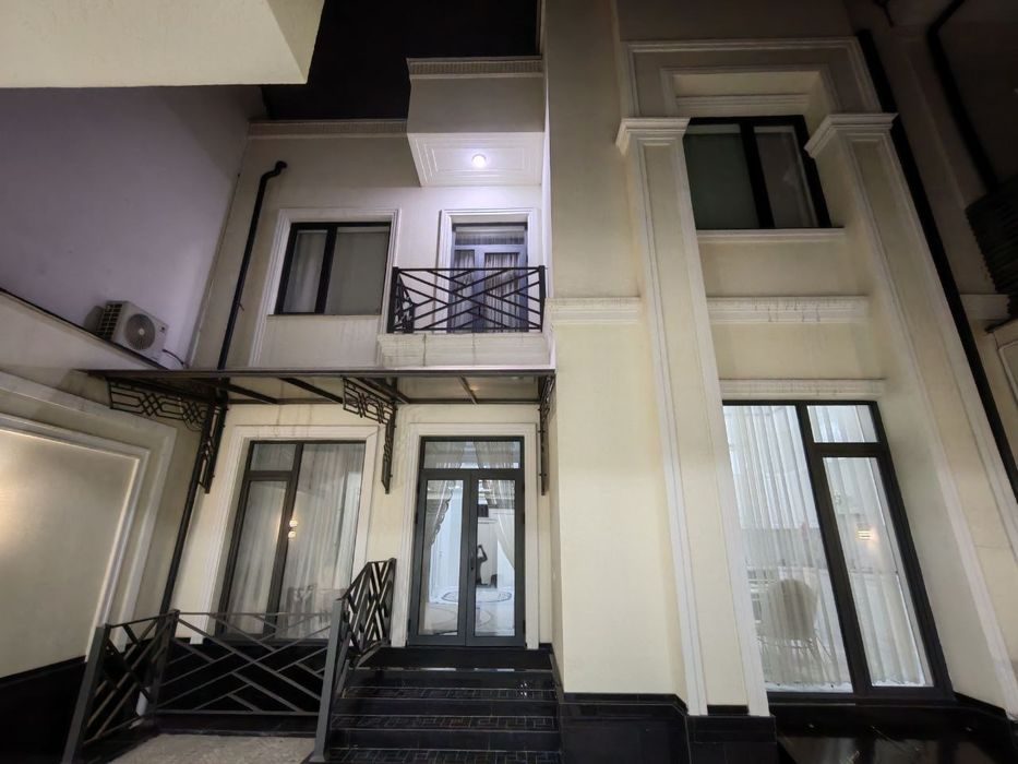 8-комнатная часть дома, 350 м², Ташкент, Чиланзарский район, на продажу