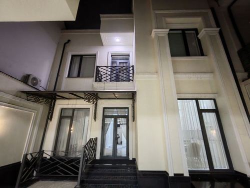 8-комнатная часть дома, 350 м²
