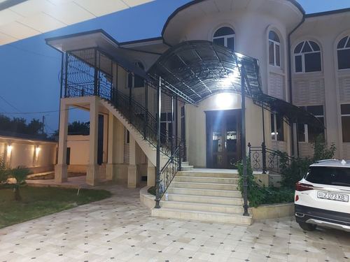 8-xonali uy, 427 m²