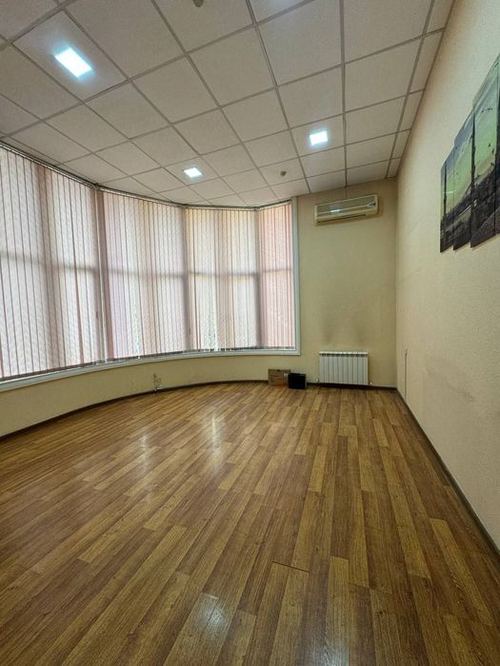Новза метро недалеко Сдаётся 5-ком.офис 230м2. 8.5 у.е за 1м2
