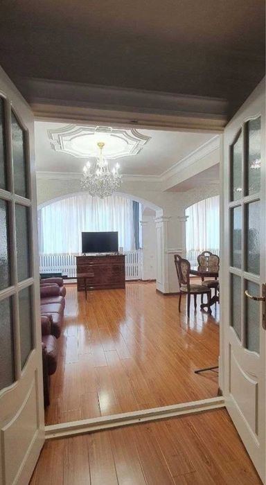 10-xonali kvartira, 280 m²