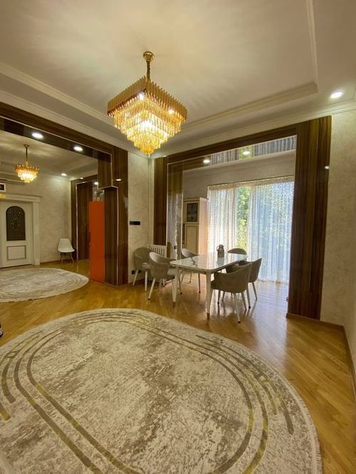 8-xonali kvartira, 240 m²