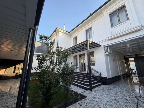 6-room house, 300 m²