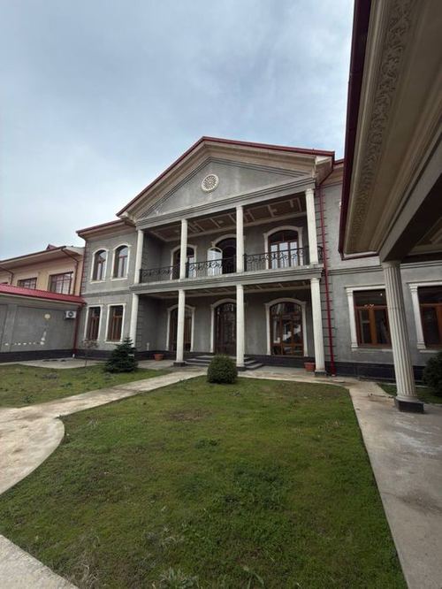 8-xonali uy, 680 m²