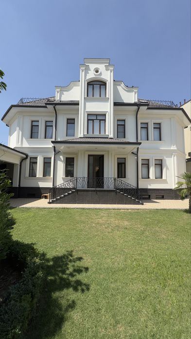 8-room house, 1600 m²