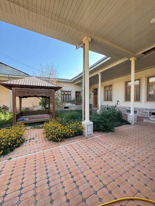 10-xonali uy, 7700 m²