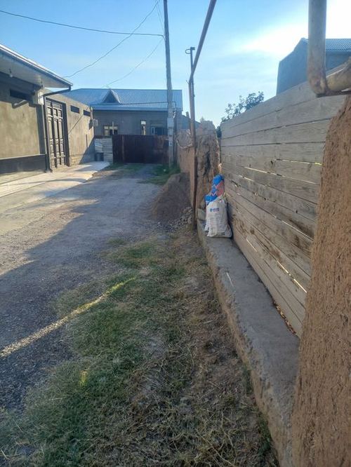 Yer sotiladi Onqorgon Obod maxalada tupik kocha gaz svet su bor t