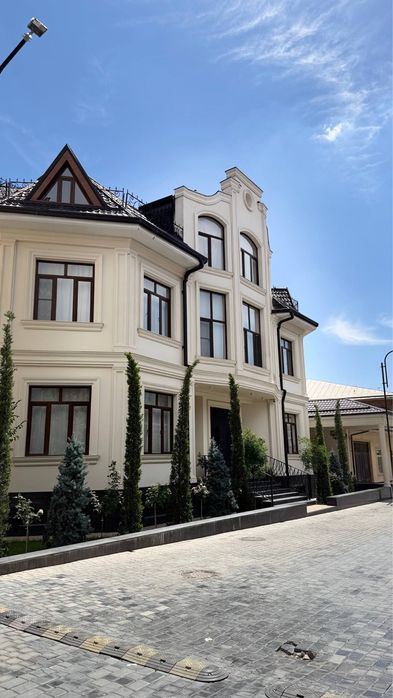 8-xonali uy, 1600 m²