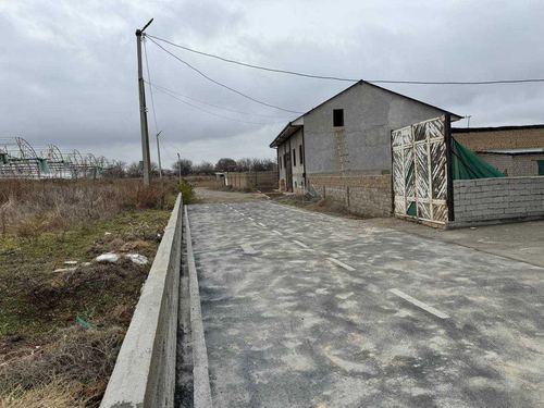 Uch Qaxramon postidan 5km.Guliston. 8 sotixli uy kurishga yer sotaman.