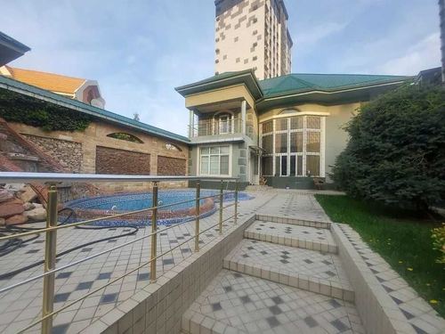 6-комнатный дом, 600 м²