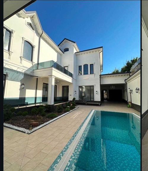 9-комнатный дом, 700 м²