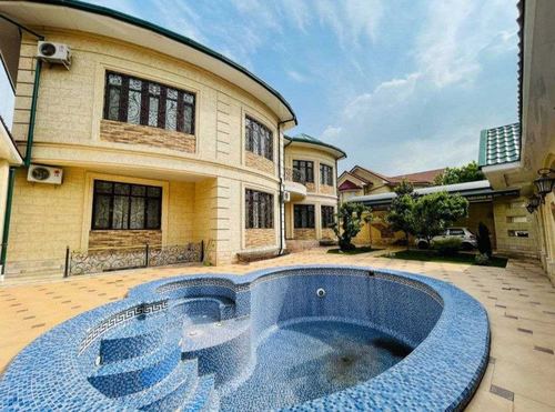 8-комнатный дом, 600 м²