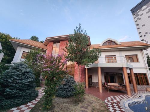 10-xonali uy, 871 m²