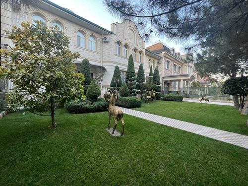 8-xonali uy, 900 m²