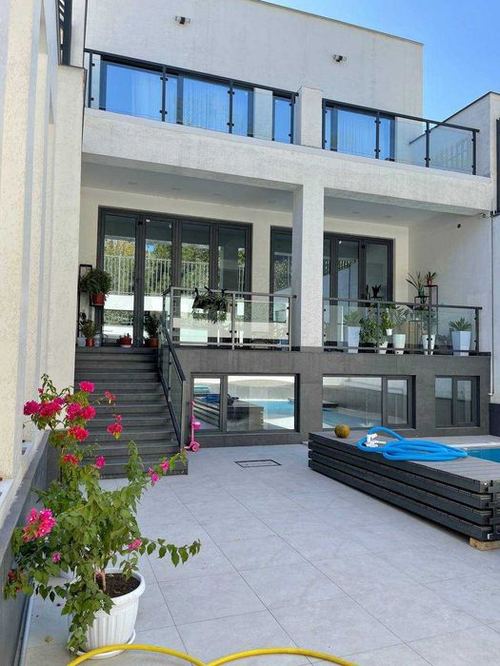 5-room house, 300 m²