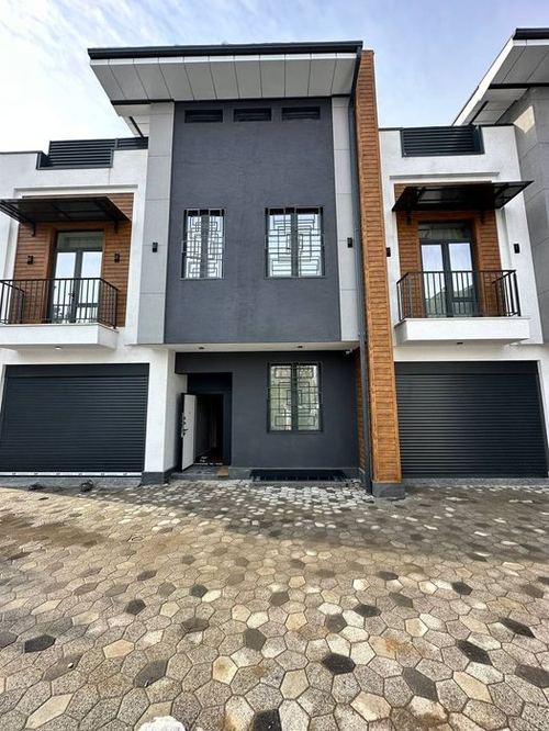 6-room house, 300 m²