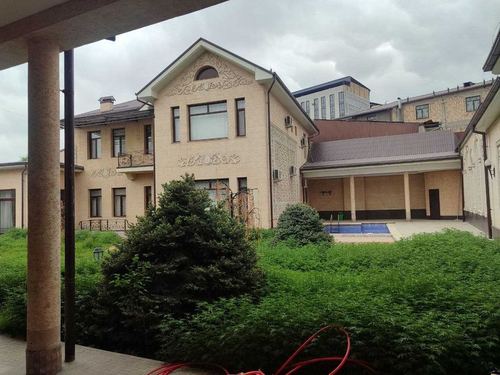 7-xonali uy, 1300 m²
