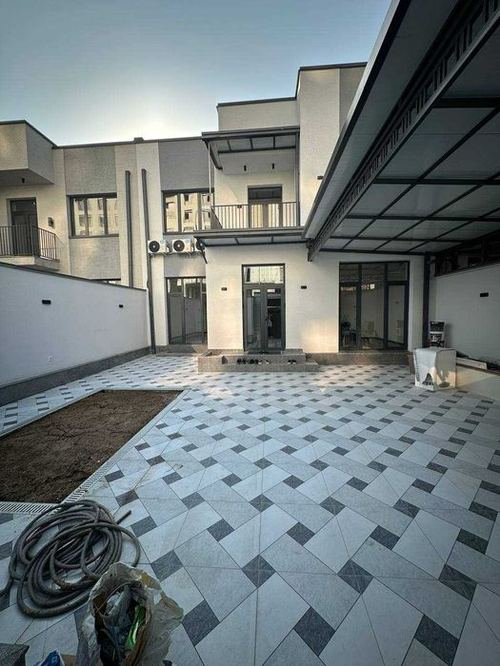8-room house, 600 m²