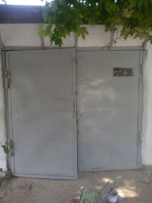 В г.Алмалык  район Шахматный продается  гараж.