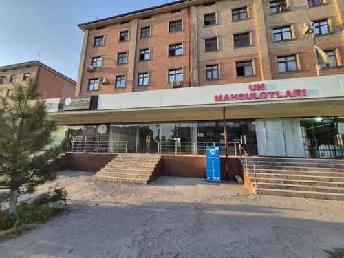 Срочно в центре Ахангарана нежилое помещение вдоль дороги