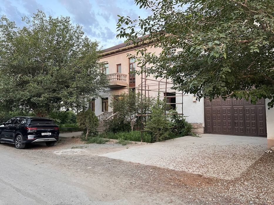 6-room house, 400 m², Urgench, for sale
