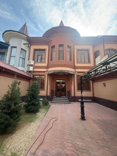 5-room house, 300 m²