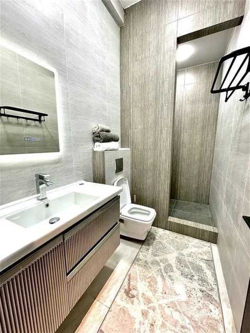 8-комнатная квартира, 240 м²