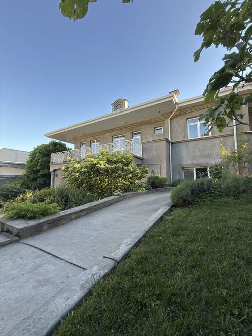 8-xonali uy, 2000 m²