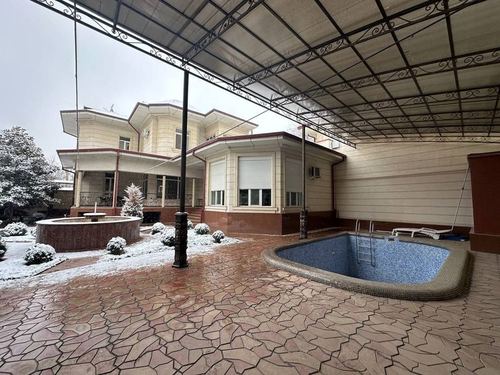 7-комнатный дом, 595 м²