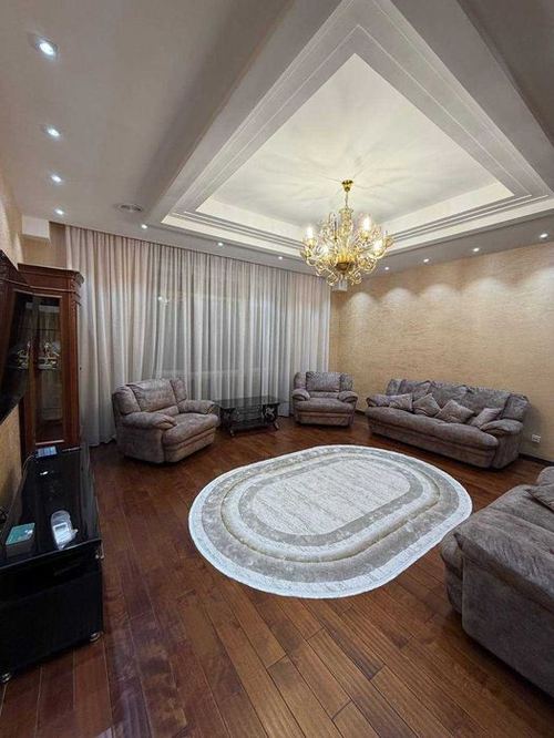 5-xonali kvartira, 220 m²