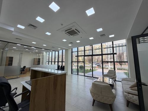 Срочно аренда офис Учебный центр Showroom с мебелью метро Айбек