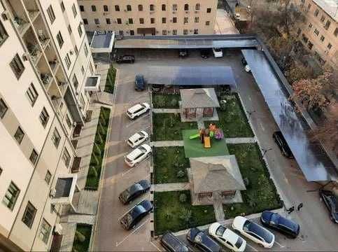 8-xonali kvartira, 246 m²