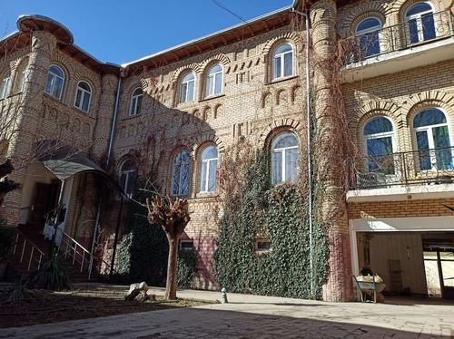 13-xonali uy, 1400 m²