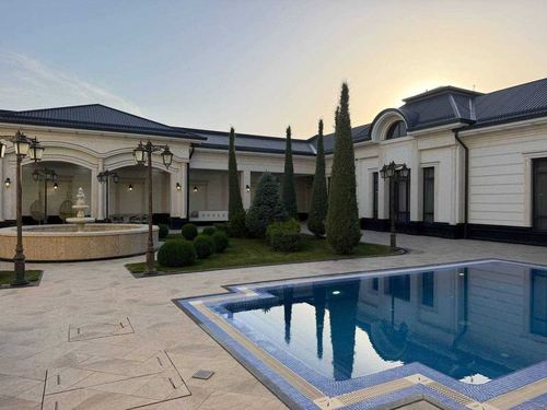 8-xonali uy, 900 m²