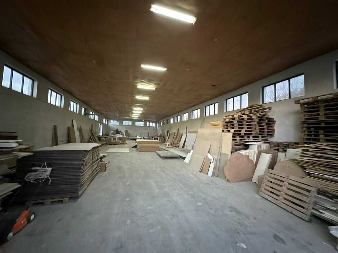 Sanoat bazasi sotiladi.
