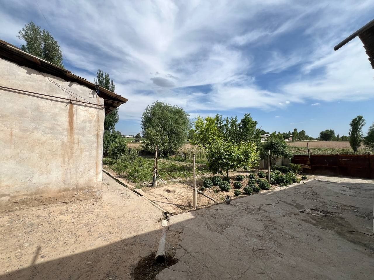 Xasanboy Betonkadan 5-6 km kirganda burchak hovli sotiladi, 8 sotix