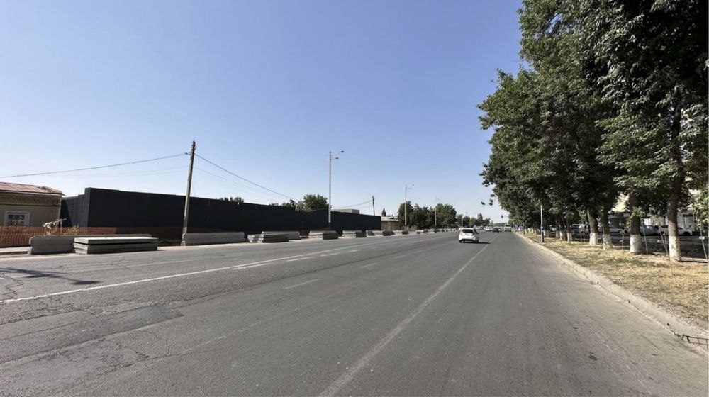 Yo'l bo'yida 17,5 sotix sotiladi.